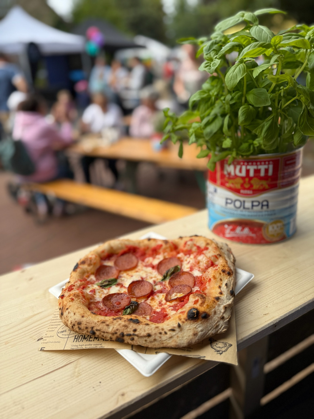 Frisch gebackene neapolitanische Pizza auf einem Fest