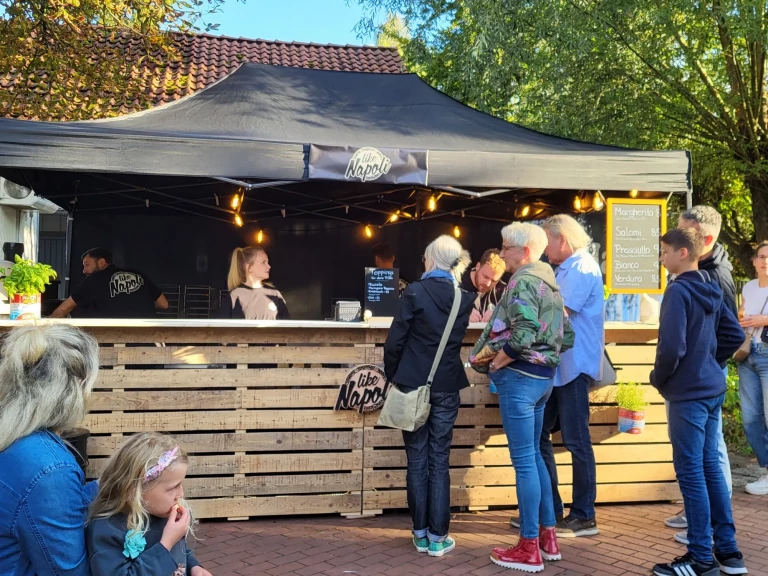 Besucher des Stadtfests 825 Jahre Wennigsen am Like-Napoli-Pizzastand