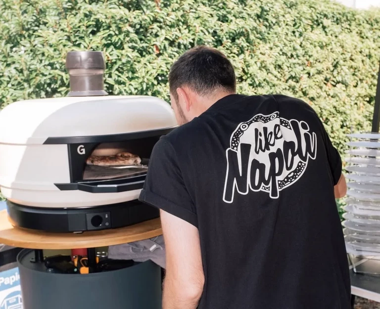 Pizzabäcker im Like-Napoli-Shirt am mobilen Gozney-Pizzaofen