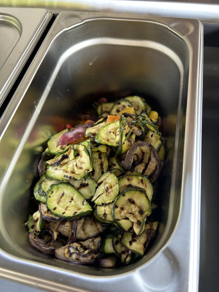 Frisch gegrilltes Gemüse für die Pizza Verdura: Zucchini, Aubergine und Paprika