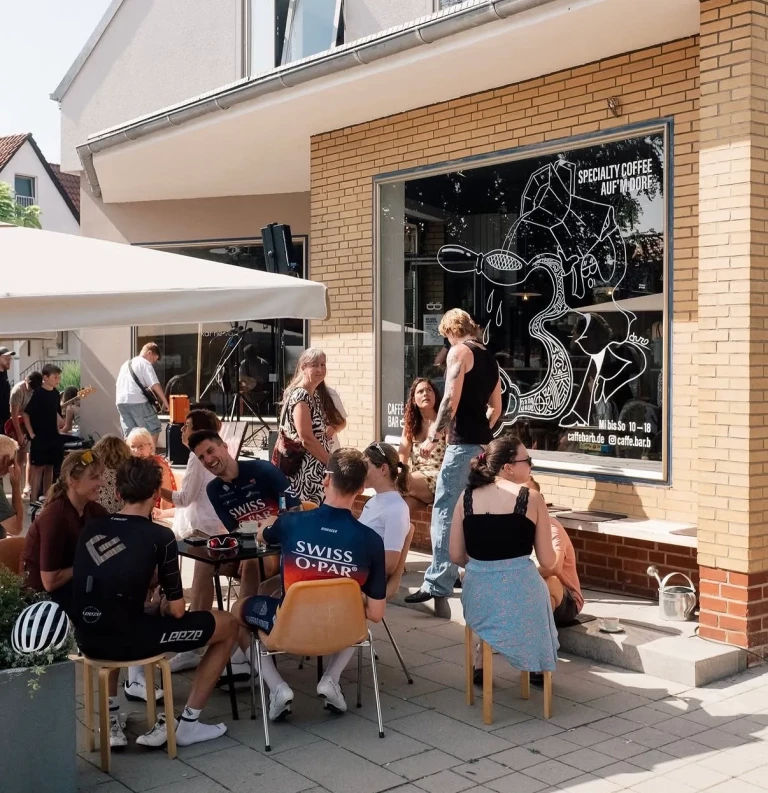 Gäste feiern das Jubiläum vor der Caffé Bar B in Bredenbeck