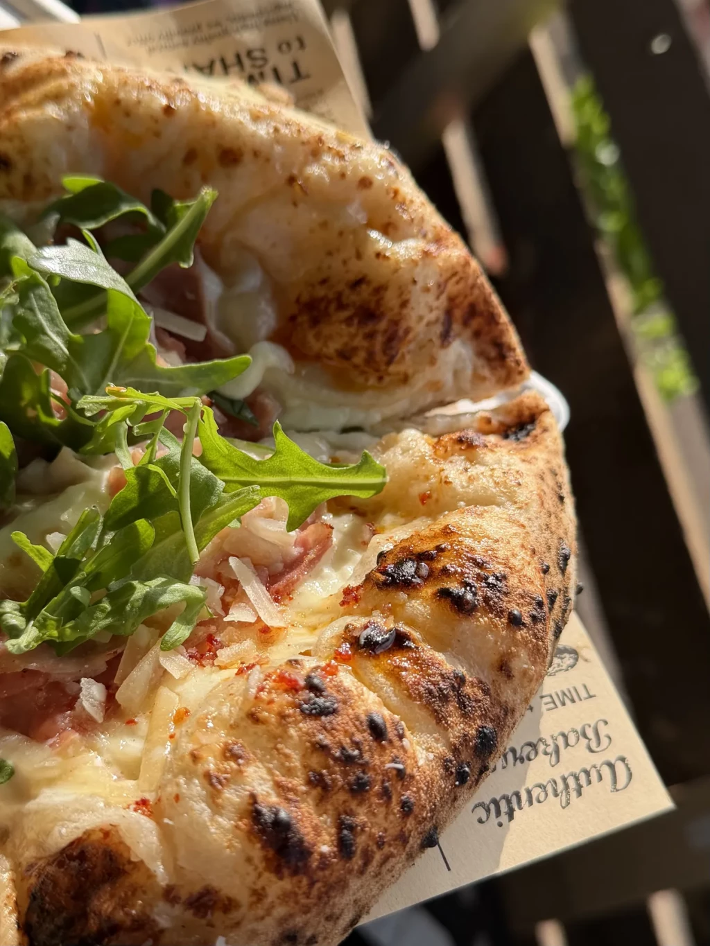 Neapolitanische Pizza mit luftigem, dunkel gebackenem Rand und frischem Rucola bei der Kunstspur Wennigsen