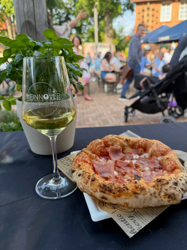 Pizza Prosciutto und ein Glas Weißwein bei der Weinwanderung Gehrden